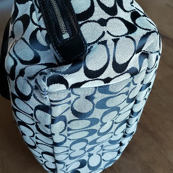 Coach Gallery Signature Tote w/ a Wristlet (RARE) - Picture 8 of 17